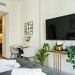 Studio Next Dubai Mall With Pool